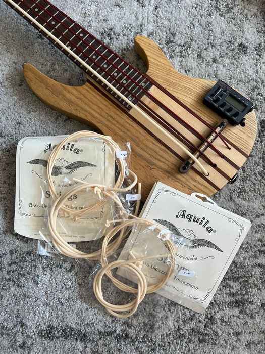 Mahalo Solid Ukulele Elektryczne Basowe z przetwornikiem i futerałem