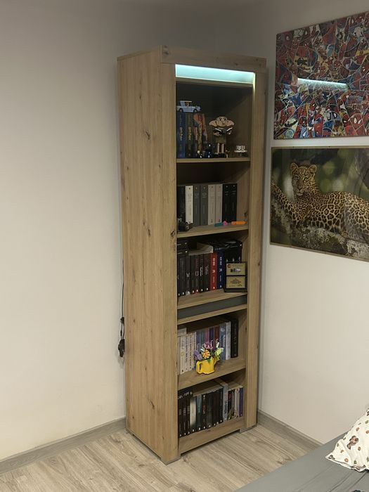 Regał na książki z lampkami led