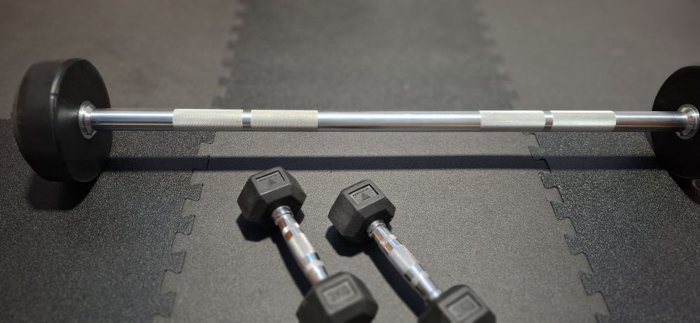 Barra 20Kg peso Fixo, halteres 3kg e kettlebell 6kg. Musculação