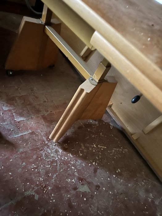 Стіл розкладний з регулюванням висоти.