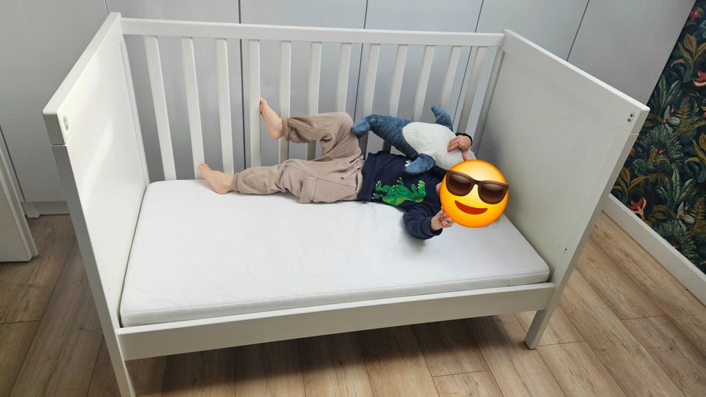Łóżeczko dziecięce Ikea Sundvik z regulacją wysokości i materacem