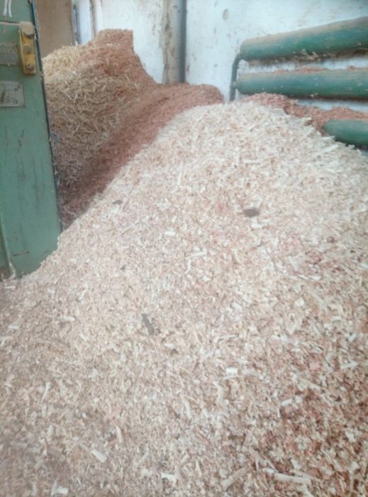 Опілки, стружка, насипом, або в мішки.