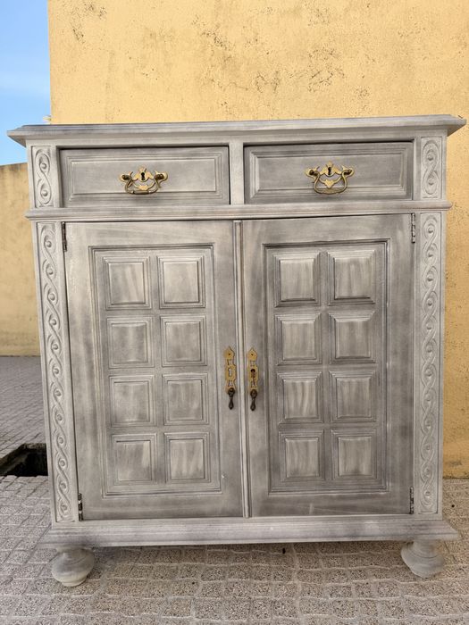 Armário em mogno antigo lacado