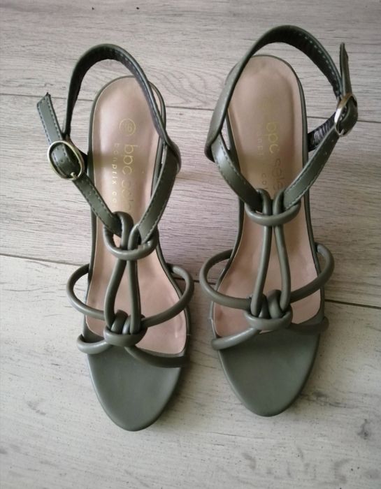Sandały na obcasie