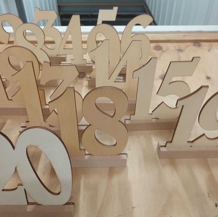 Novos- Números em Madeira com Suportes