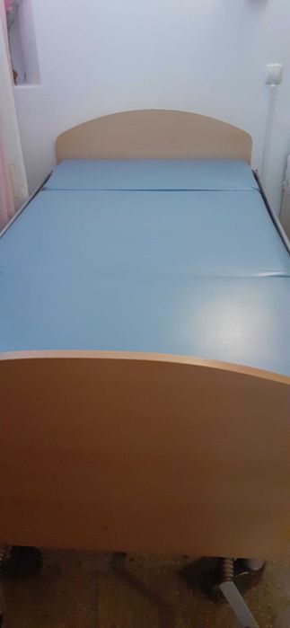 Cama articulada com grades rebatíveis e manivelas manuais (cabeceira e pés).