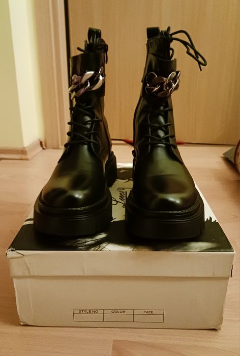 Czarne botki z ozdobnym łańcuchem