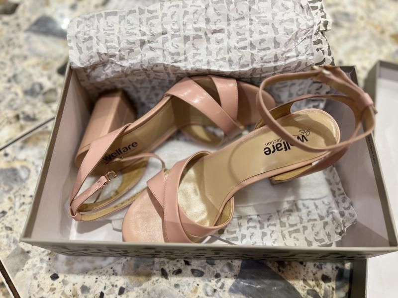 Шкіряні босоніжки на підборах світло рожеві