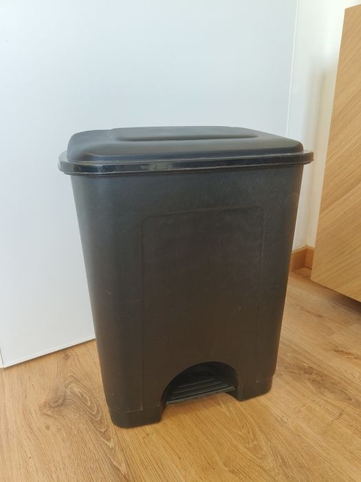 Caixote do Lixo Preto com Pedal