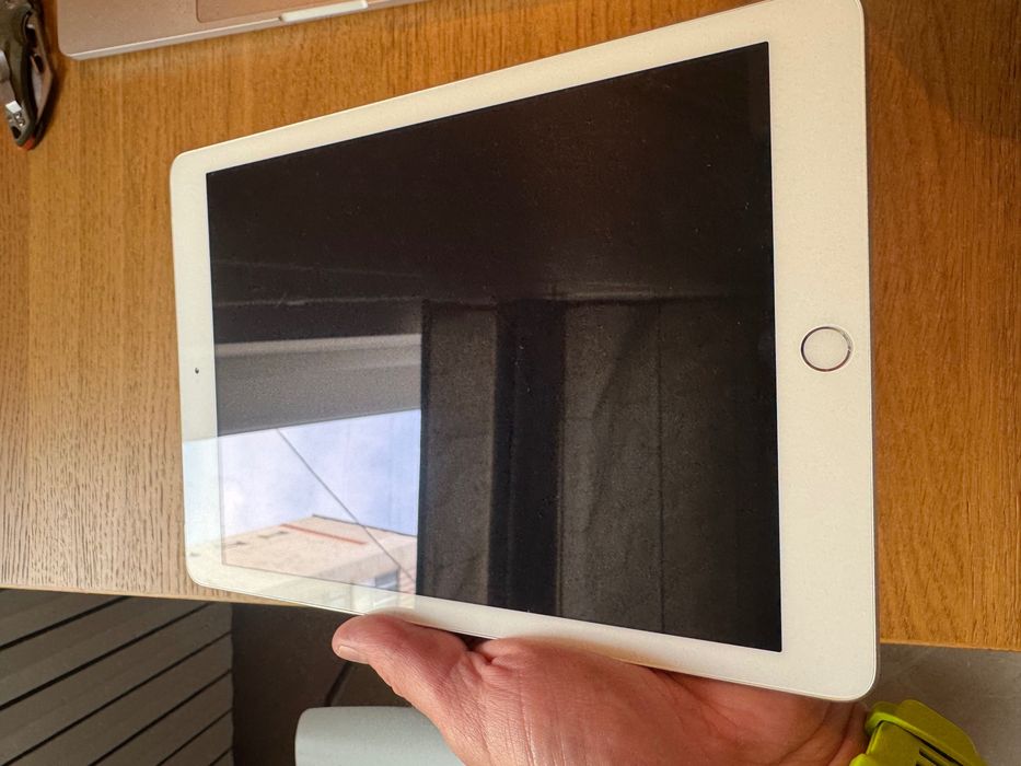 Продам Apple iPad 5-го покоління (9.7") | 32GB | Wi-Fi + Cellular | Silver