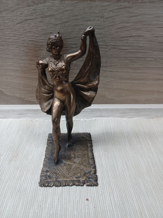 Figurka tancerki  wzorowana Franzowi Xaverowi Bergmanowi