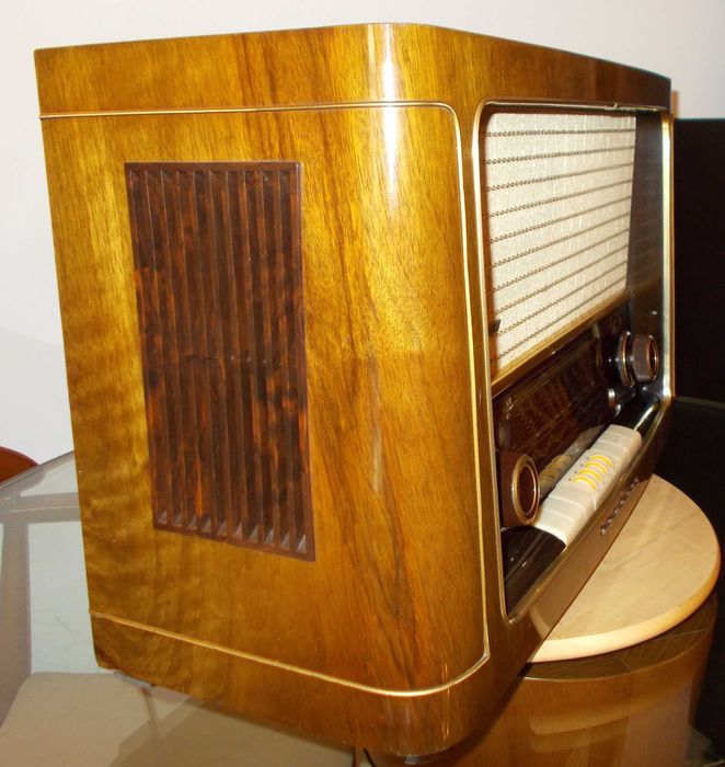 Rádio GRUNDIG a válvulas, de 1956, com FM64286376361474122