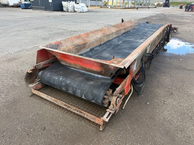 taśma zdawcza materiału z napędem hydraulicznym finlay 693
