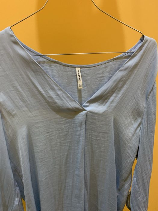 Túnica azul-claro “Stradivarius” tamanho L com decote em V