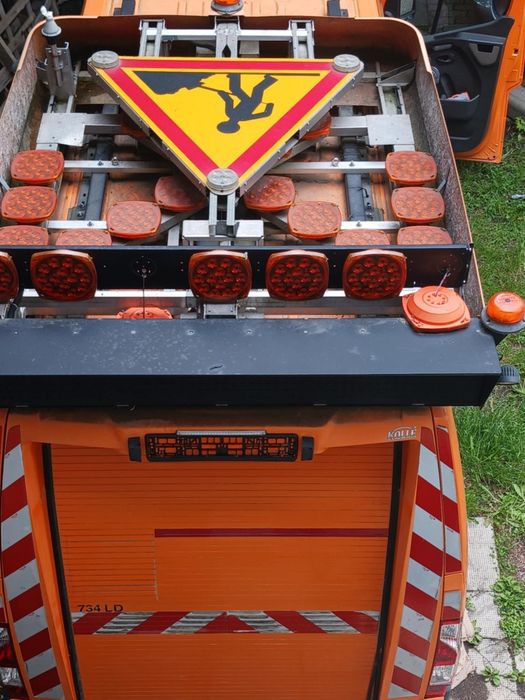 Strzała świetlna światła ostrzegawcze koguty roboty drogowe