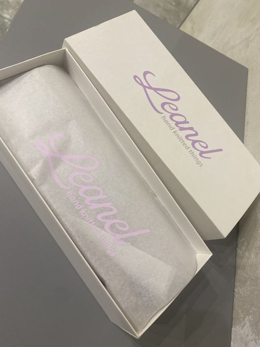 Повязка з італійськоі мериносовоі шерсті з брошкою з брендованим упаку