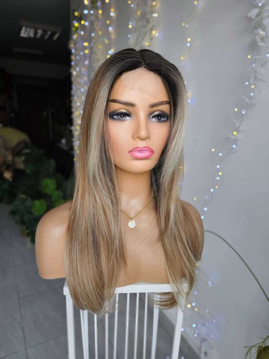 Peruka Alicja z imitacją skalpu, brąz z delikatnym blejażem, pasemkami