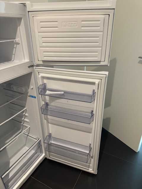 Refrigerator Congelador Alto Indesit Volume 212 L