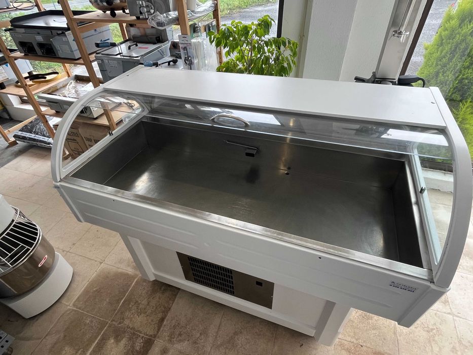 Expositor de peixe com fabricador de gelo semi-novo