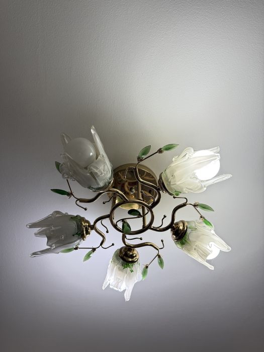 Люстра  з квітковими плафонами