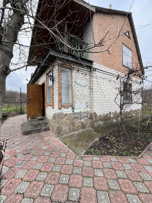 Продаж двоповерхового будинку з банею та ставком