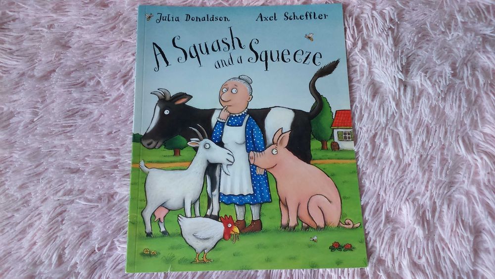 Дитяча книга  англійською «A Squash and a Squeeze» «Тіснота і тиснява» Джулія Дональдсон