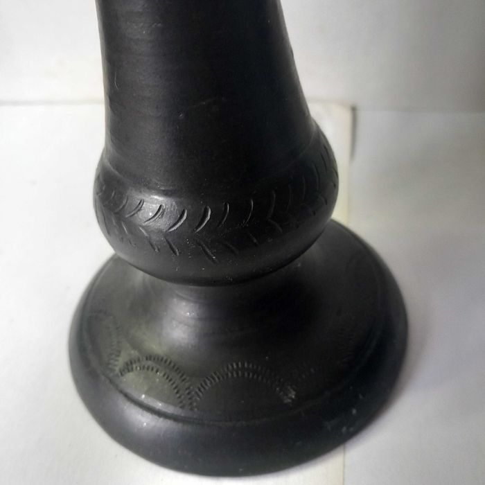 Castiçal em barro preto