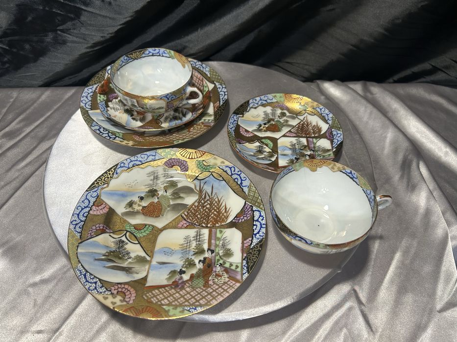 Zestaw dwóch filiżanek w japońskim stylu – bogato zdobiona porcelana