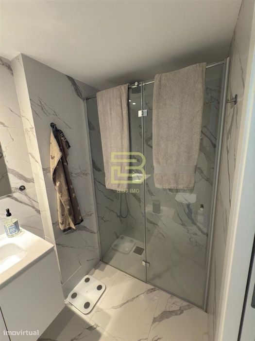 Apartamento T2, com varanda na Rua Pinto Bessa, Porto