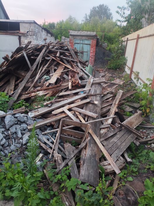 Дрова зпиляні дерева свіжі, обрізки, доски