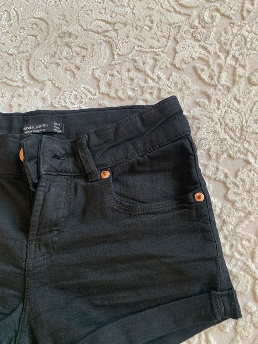 Шорти  Bershka  EUR 34