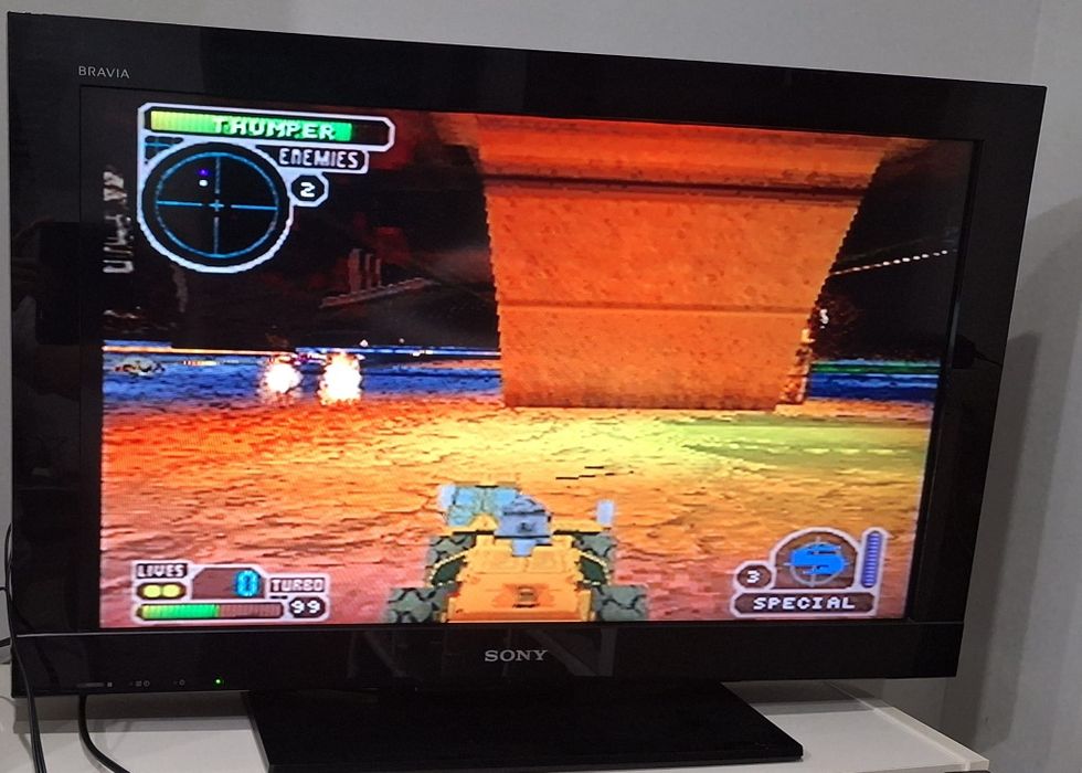 Sony PS1 com película exclusiva.