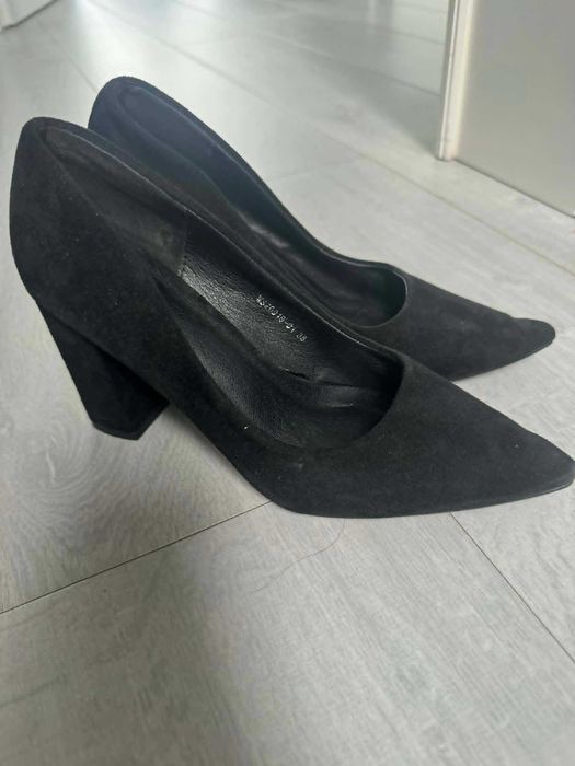 Czarne szpilki na słupku r. 38