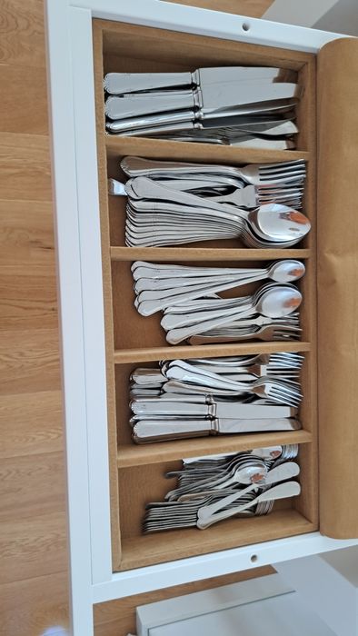 Vendo mesa de jantar extensível, cem cerejeira, lacada a branco.