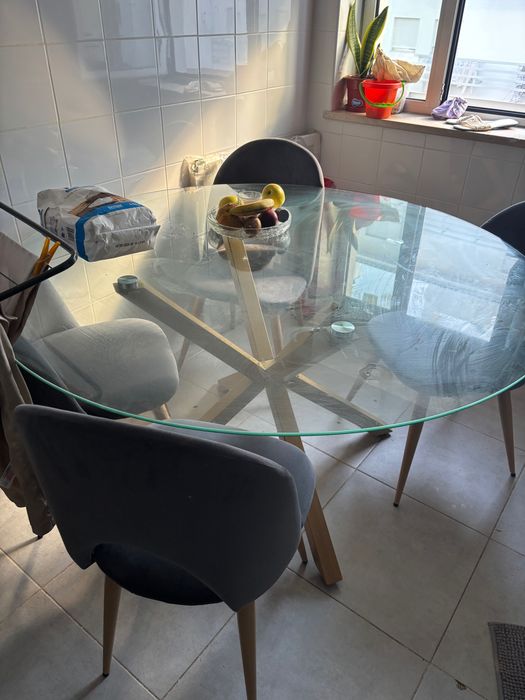Mesa de vidro e quatro cadeiras comprada recentemente
