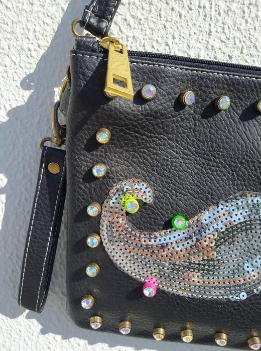 Mala com bigode de lantejoulas