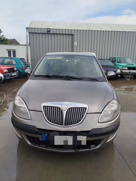 Lancia Ypslon cor cinza