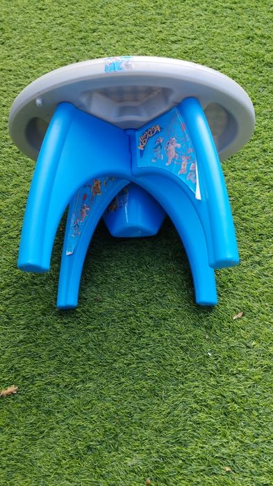 Mesa para construção de Legos, com gaveta para os legos