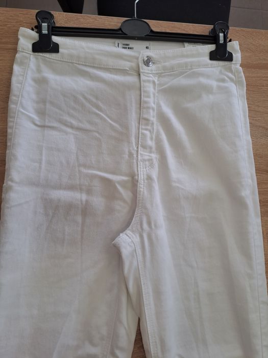 Spodnie białe skinny z dziurami. Sinsay. Rozmiar 40. Stan idealny