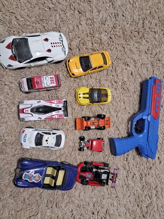 Отдам вещи на мальчика 4-6 лет и игрушки машинки