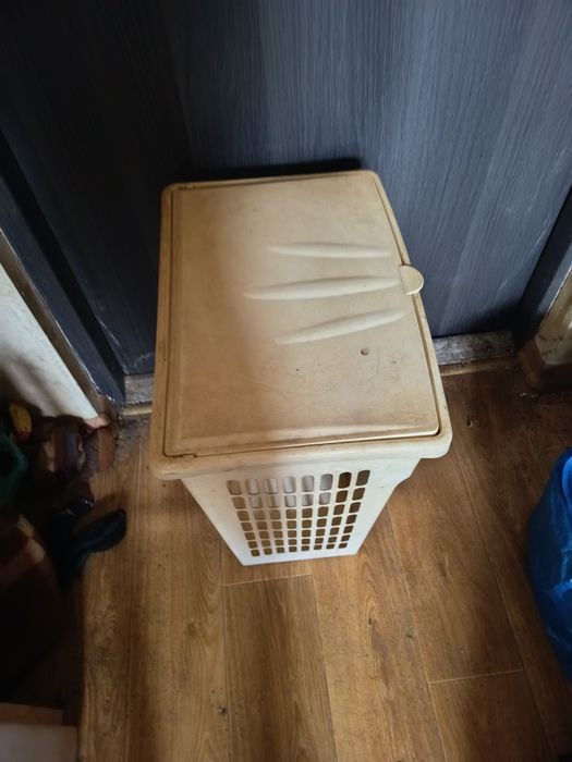 Oddam za darmo biały kosz na bieliznę.
