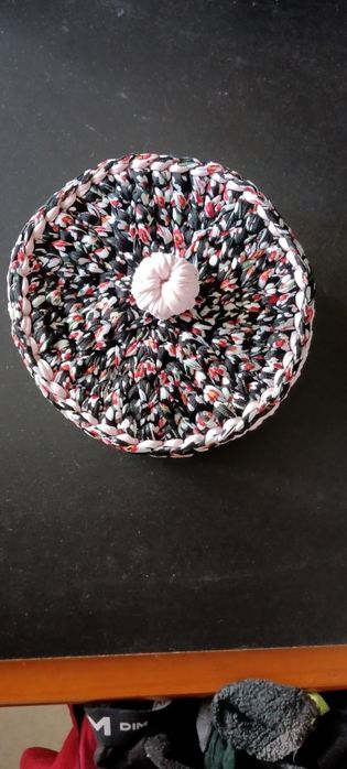 Caixa em crochê com fundo rosa e detalhes maravilhosos