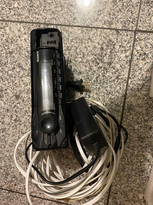 Rádio SONY com colunas INFINITY