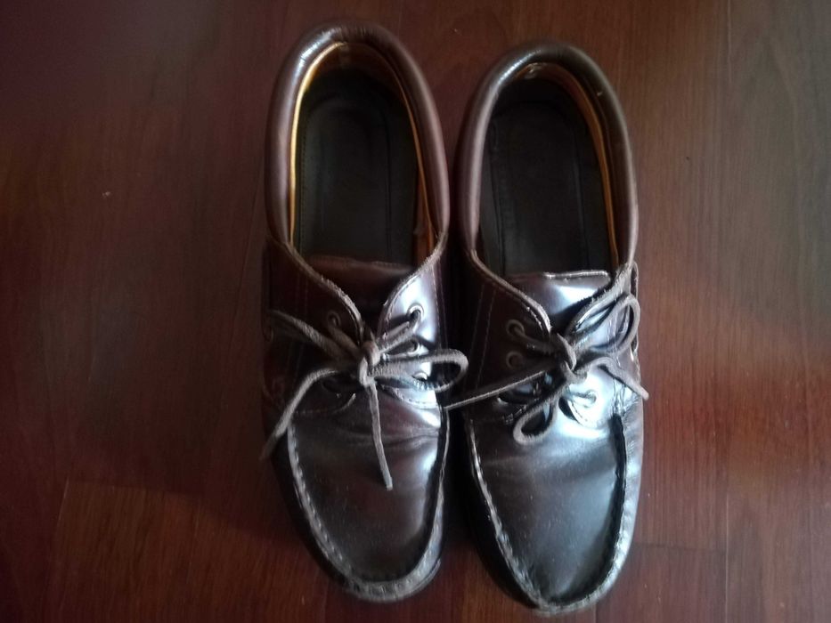 Sapatos em pele, com atacadores e sola de borracha