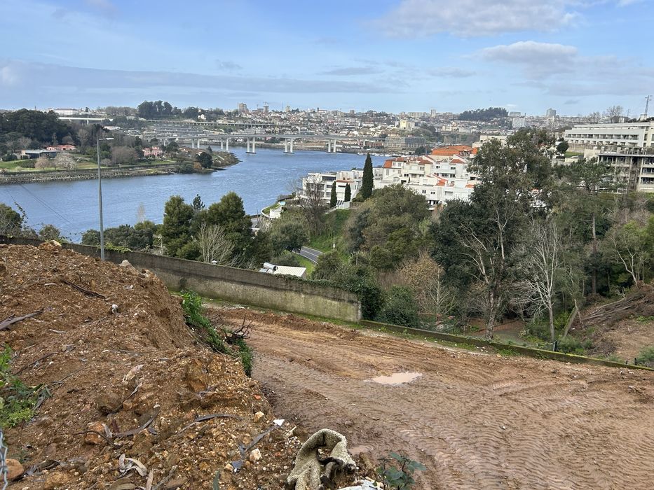 Terreno com 530m2 Projecto aprovado Moradia T3+ 1 c piscina-vista Rio