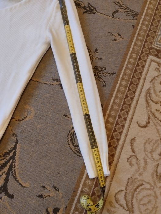 Продам білу кофтинку