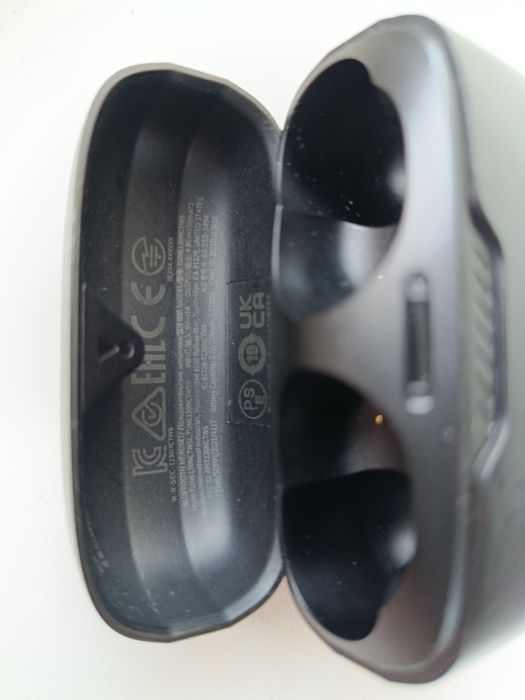 Etui do słuchawek jbl  sprawne