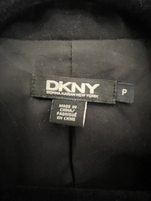 Женский брючный костюм из шерсти DKNY