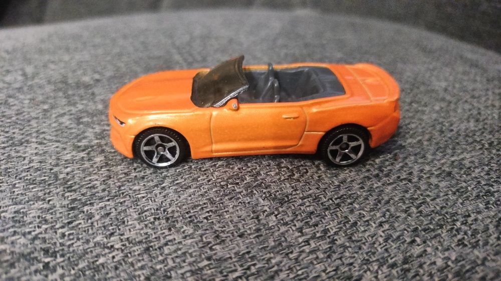 Matchbox '16 Chevy Camaro Convertible – Pomarańczowy Metalik