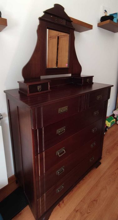 Cómoda Vintage em Madeira com Espelho Destacável – Elegância Clássica